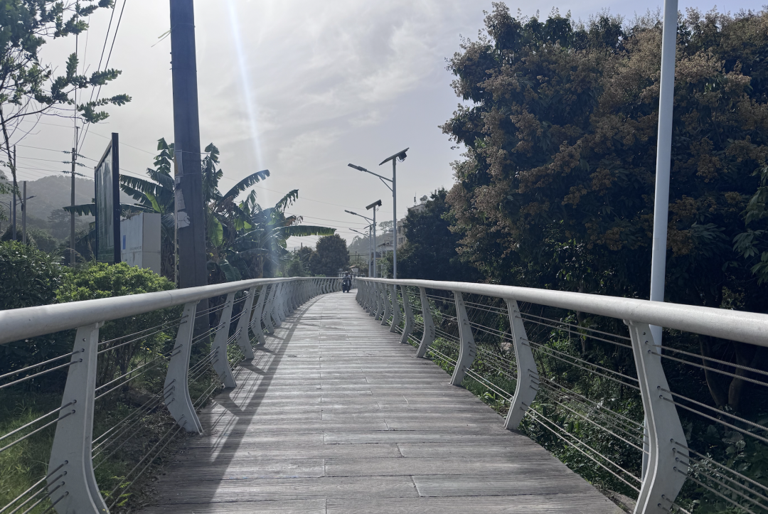 “飞架”在大源支流上方的栈道。.png