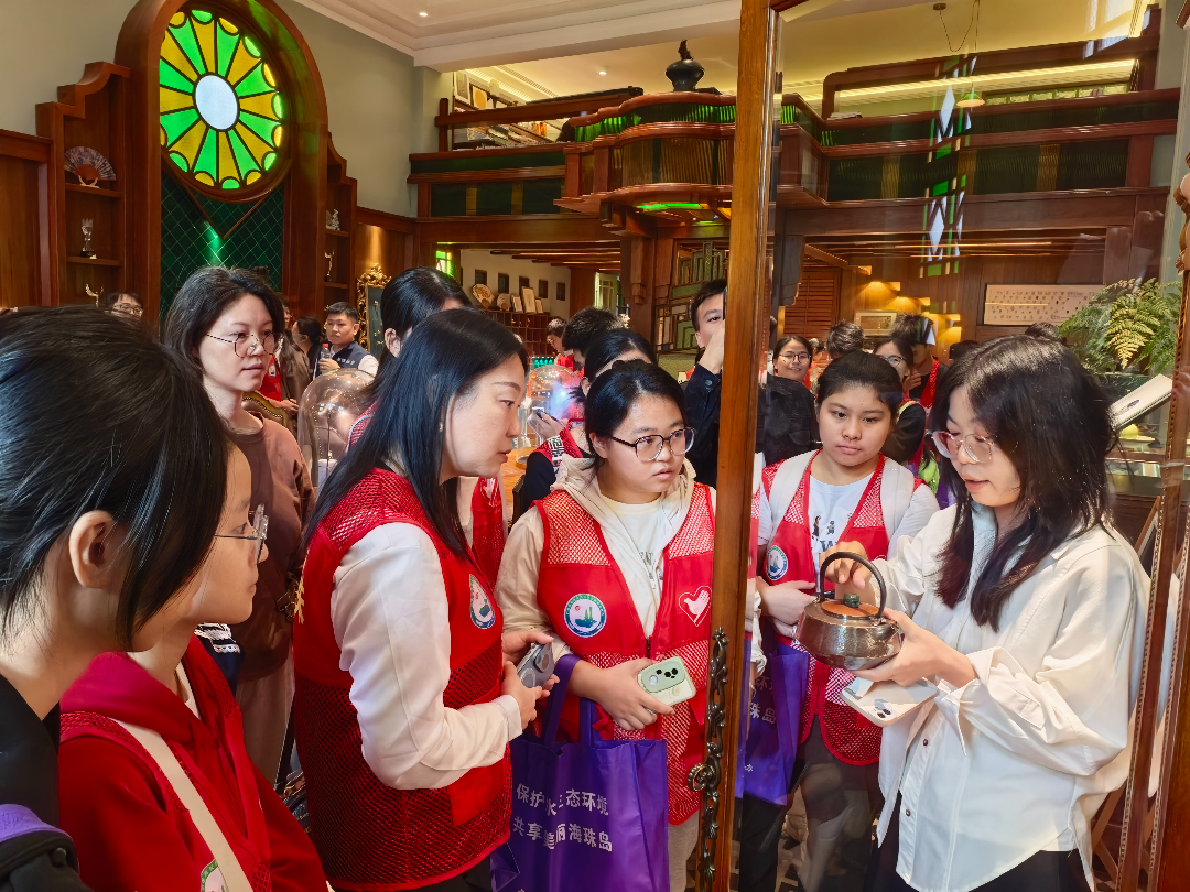 11月15日，海珠区河长办联合区艳照门
、应急管理局、文广旅体局、团区委及广州水投文化发展有限公司，共同举办“循水道，探文根，促安全——走读海珠涌碧道”主题研学活动。.jpg